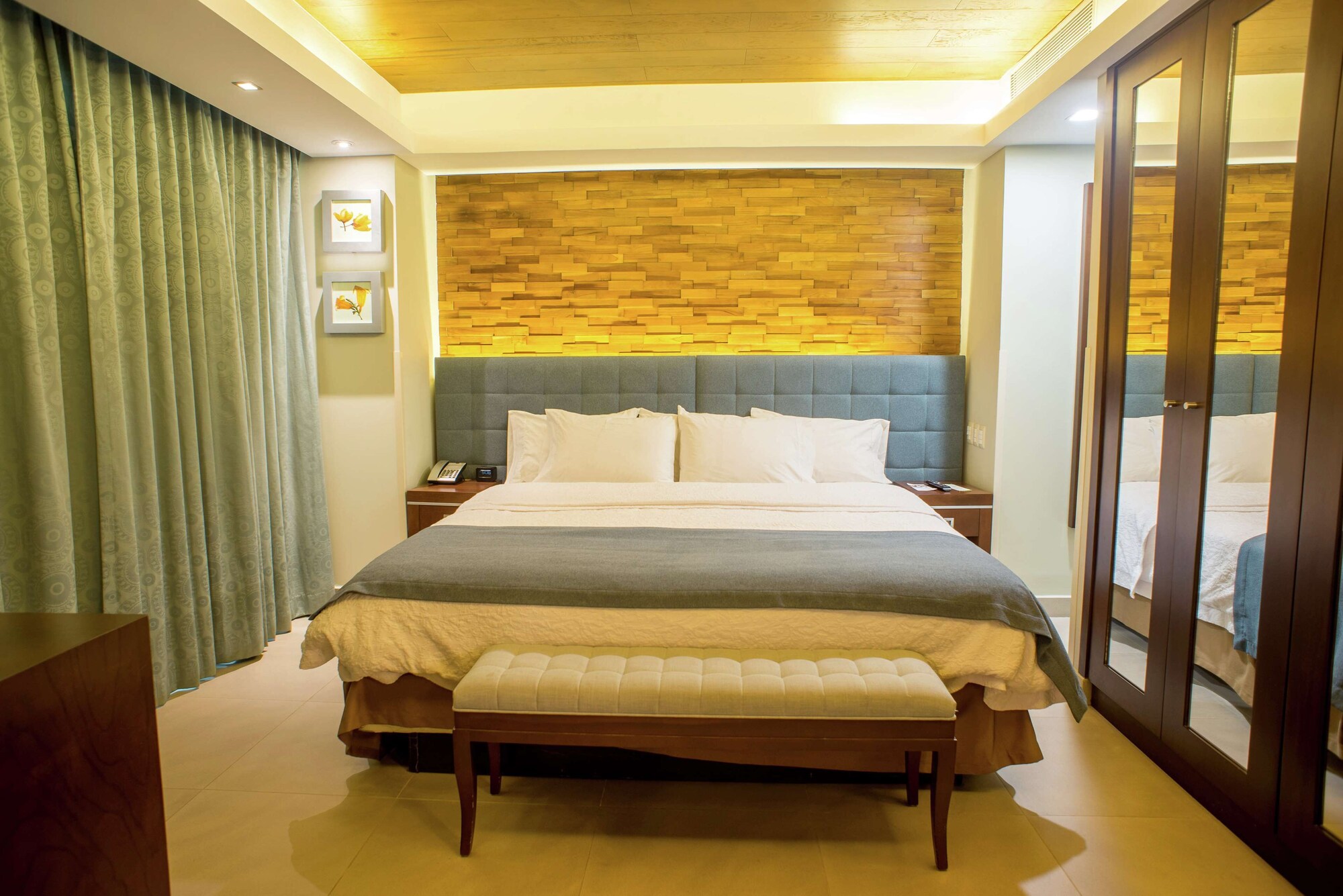 SUITE, KING BED