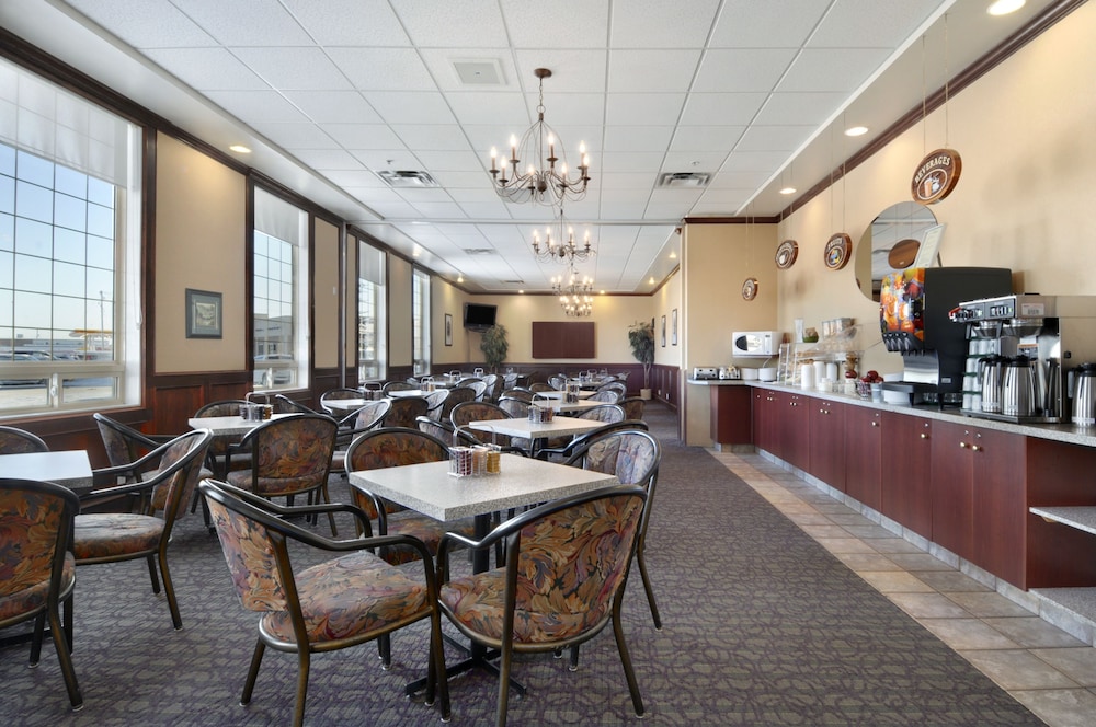 Ramada by Wyndham Red Deer Hotel & Suites 29/36