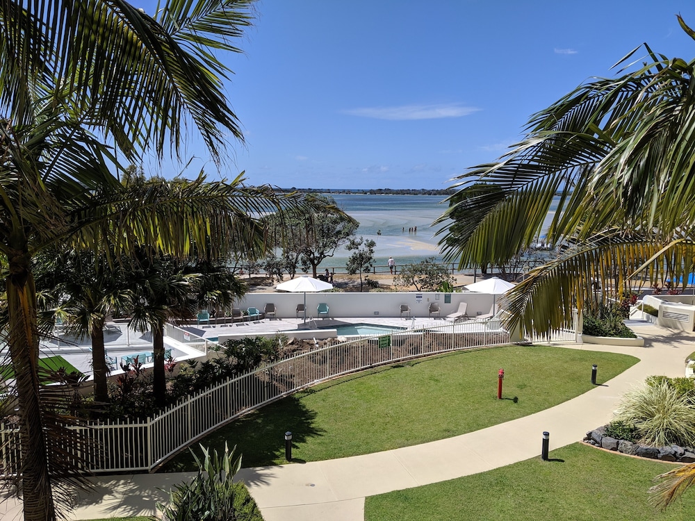 MOORINGS BEACH RESORT 64/77