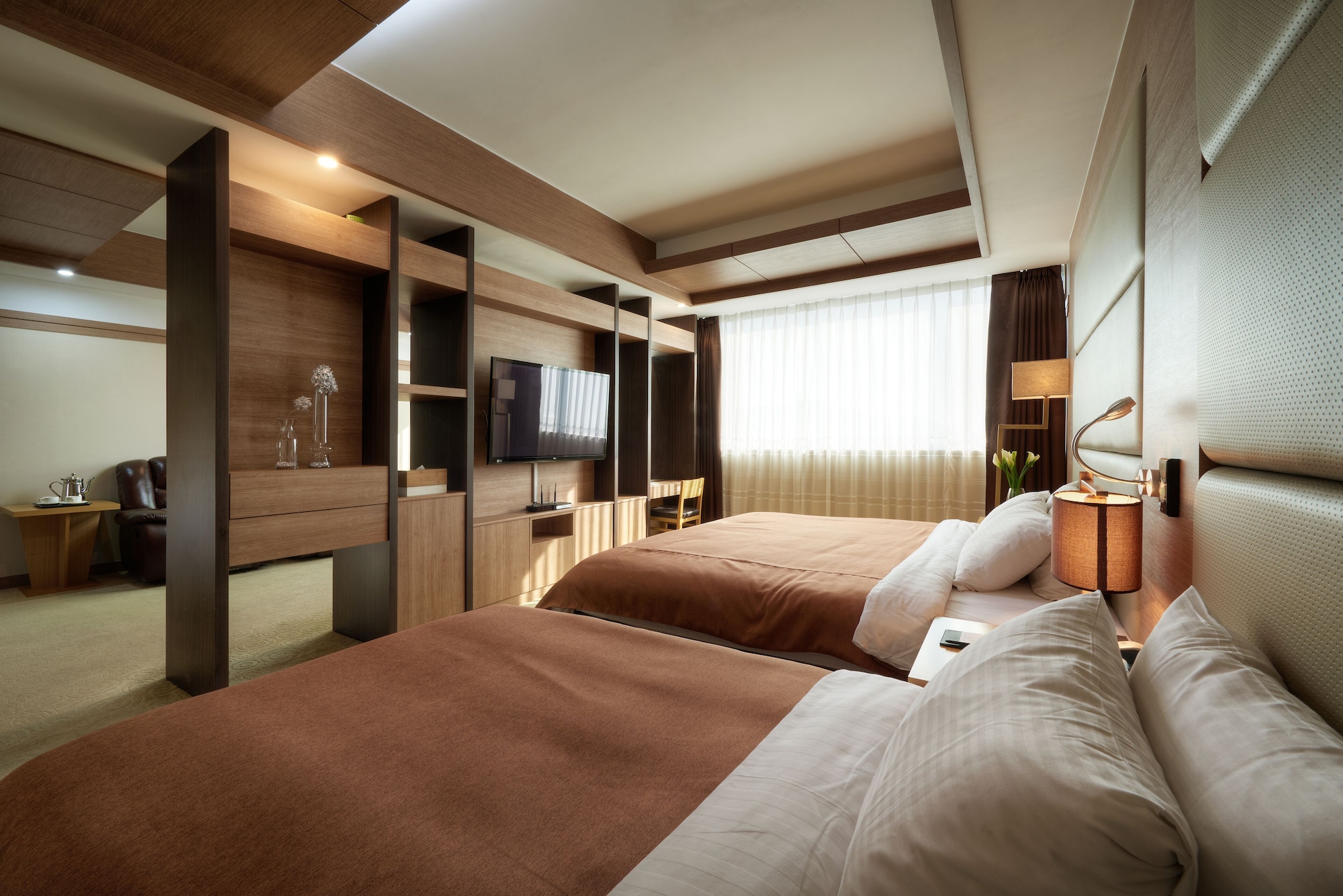 ROYAL, SUITE