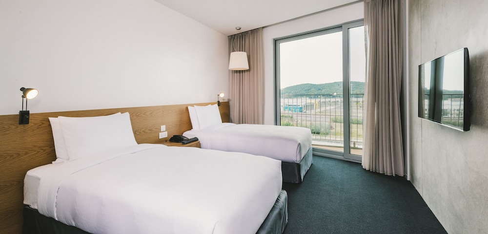 Standard, Single, Twin Beds, Mountain View, Pool Access