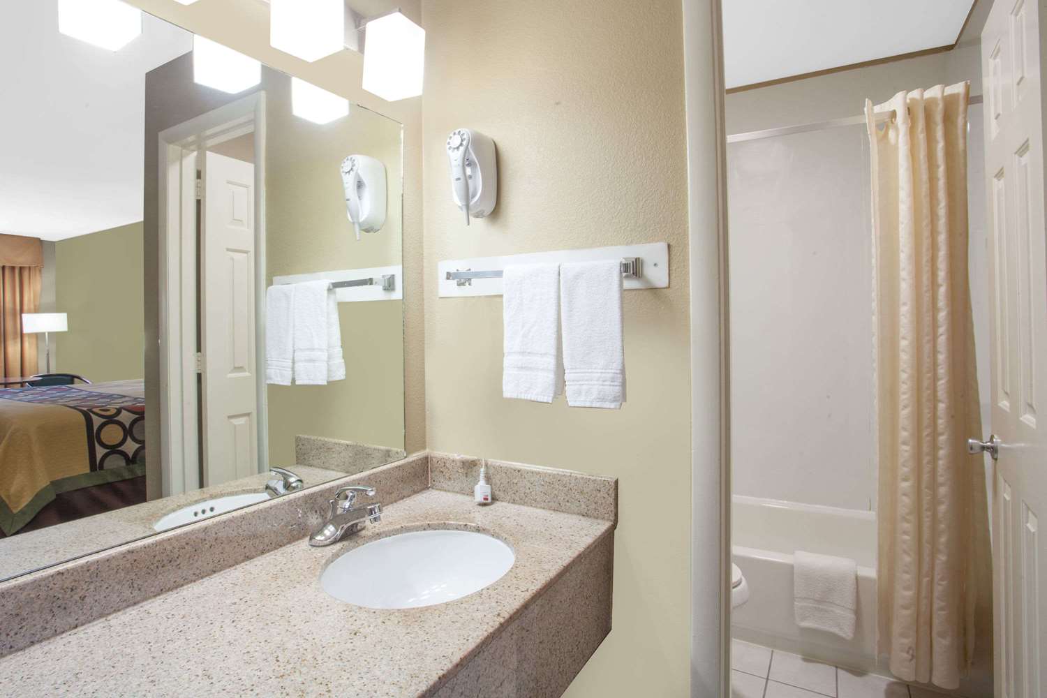 Super 8 by Wyndham Nashville West 35/41