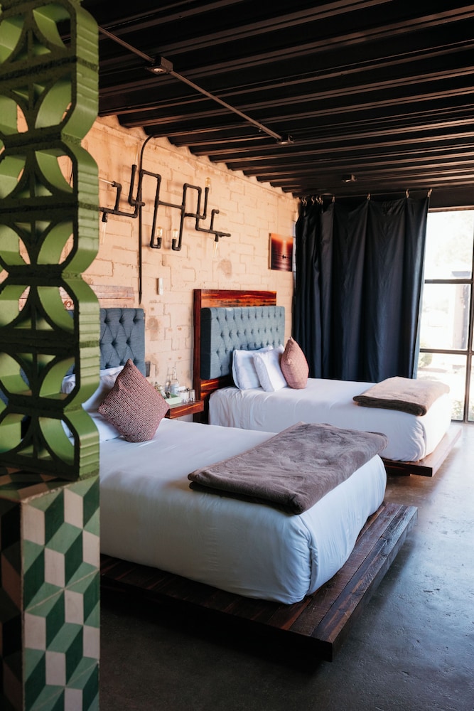 DELUXE, DOUBLE BED