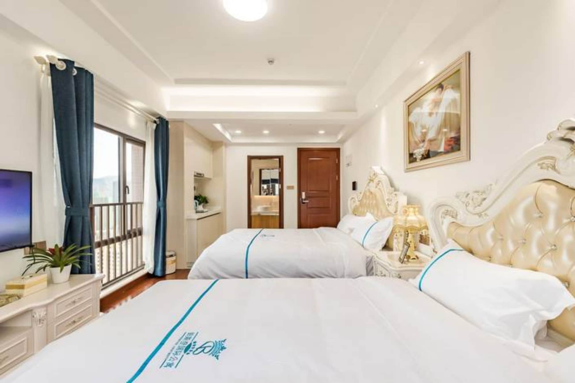 Deluxe, Quadruple, 2 Queen Beds