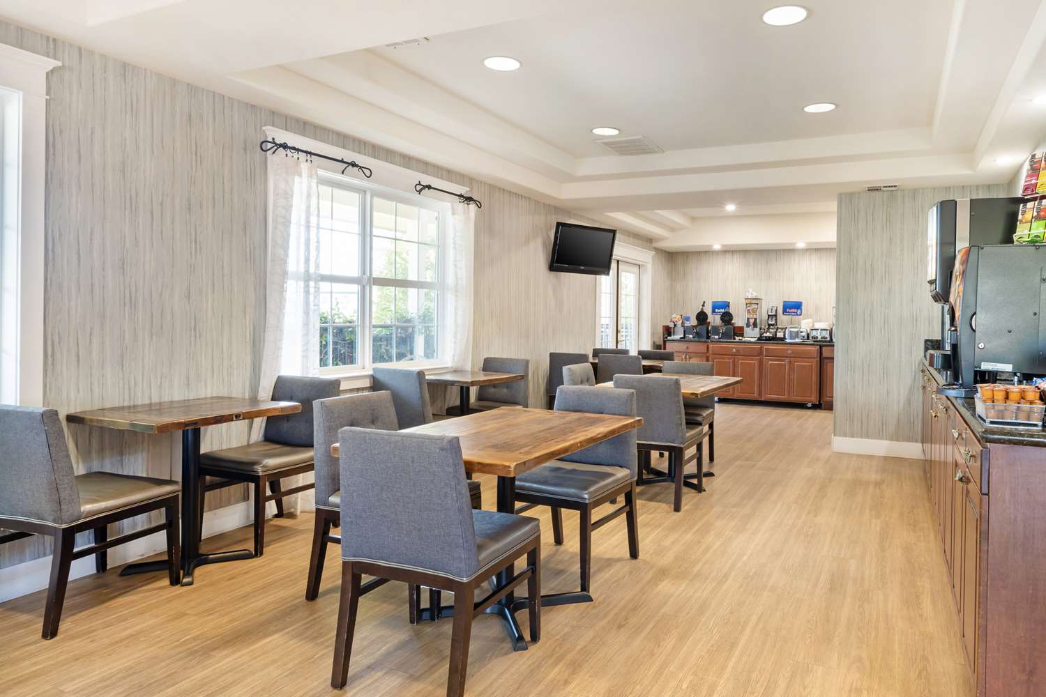 Best Western Cedar Inn & Suites 30/36
