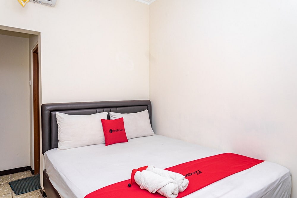 RedDoorz near Alun Alun Bandung 2 9/32