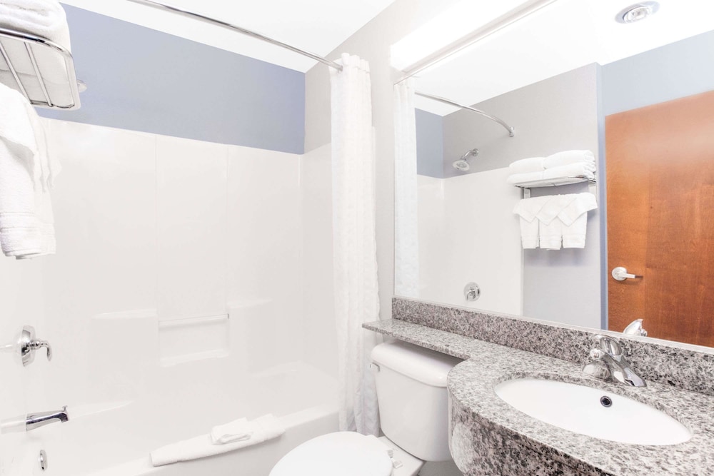 جناح بسرير كوين، Microtel Inn & Suites by Wyndham Bath 2/2