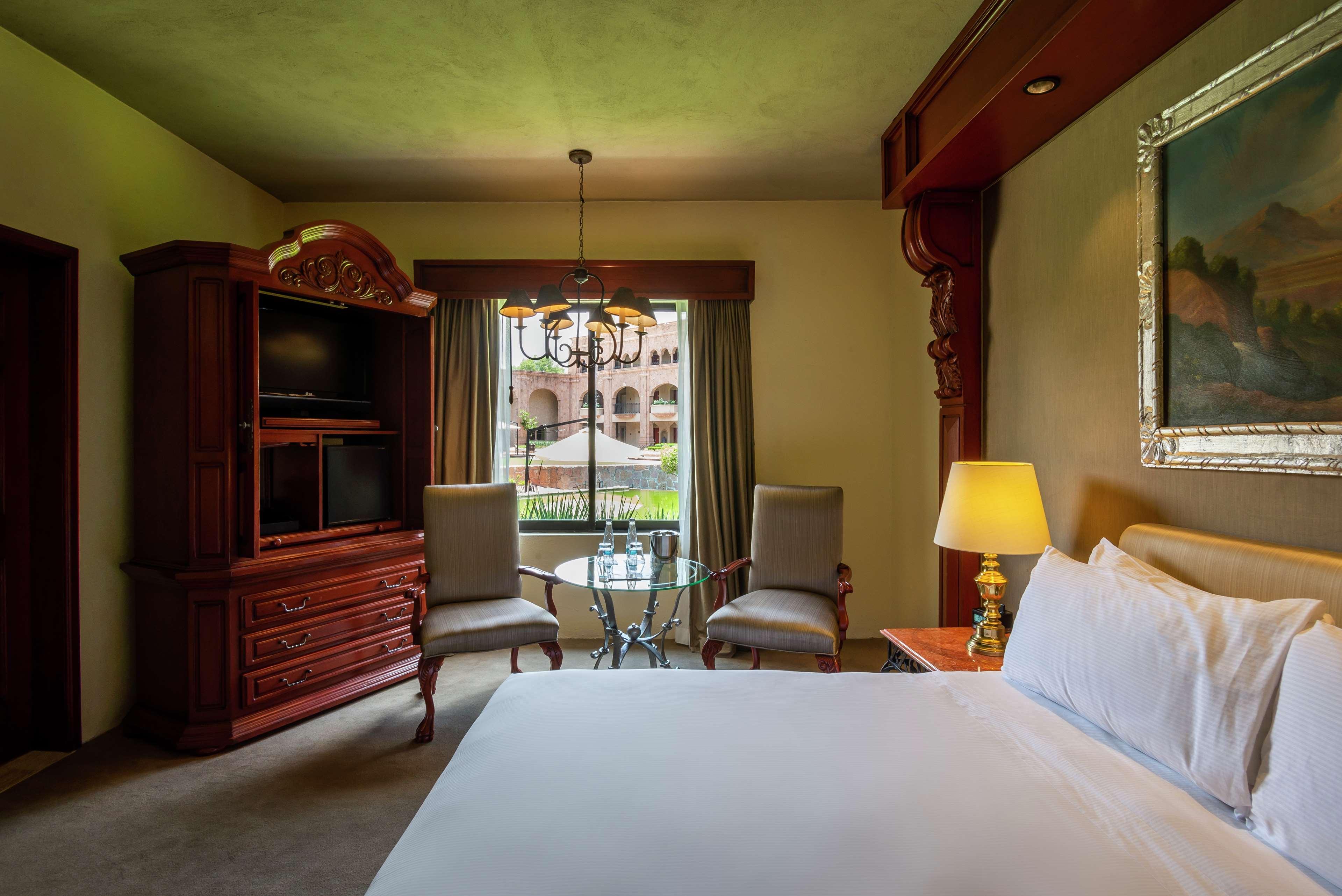 JUNIOR SUITE, KING BED, ACCESSIBLE