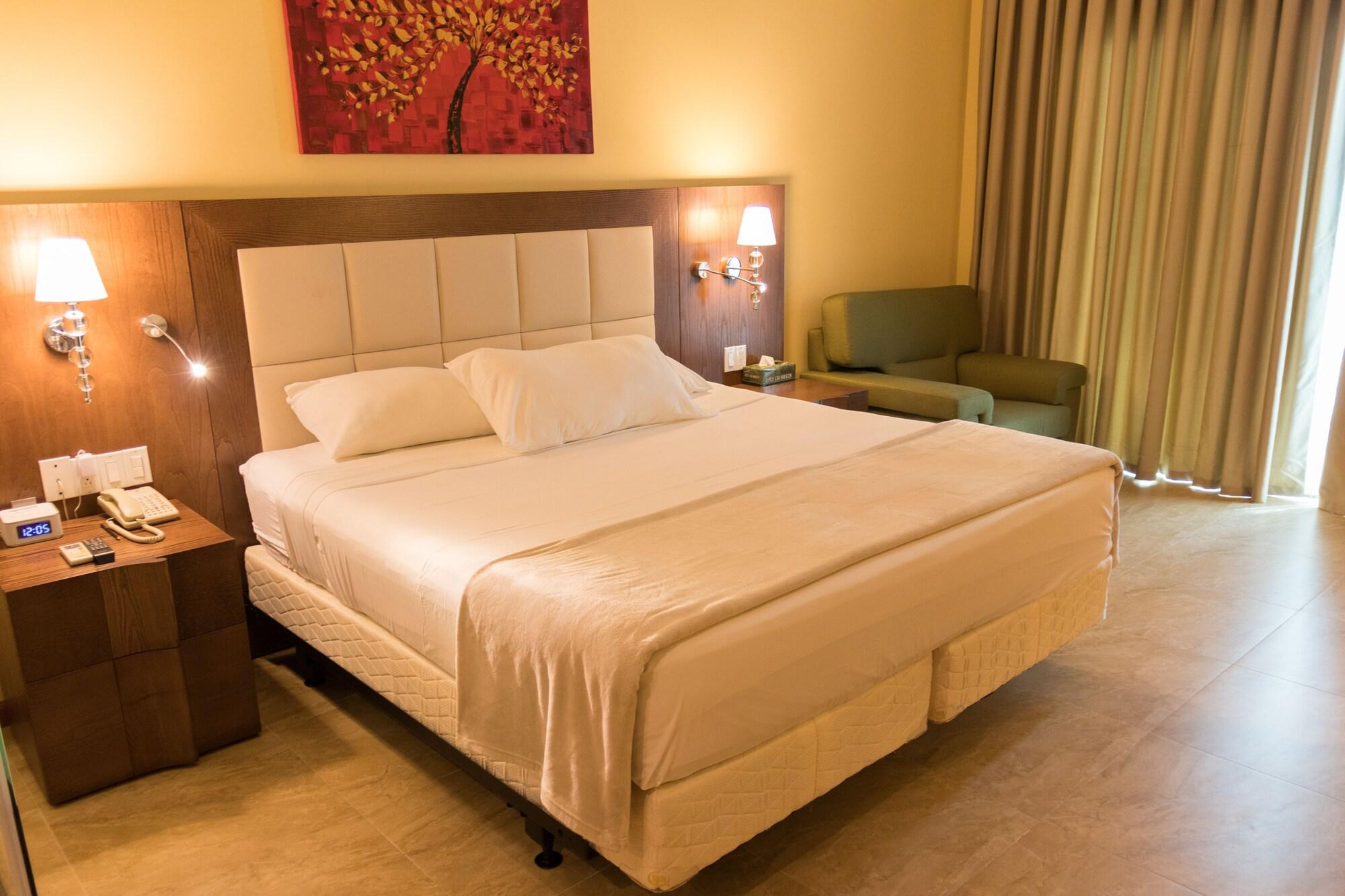 suite, multiple beds, smoking 2/5