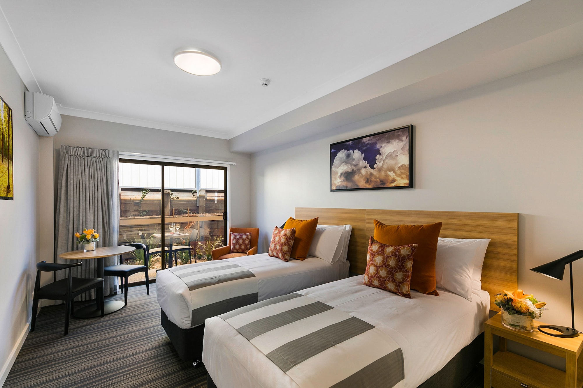 CONNECTING, KING BED