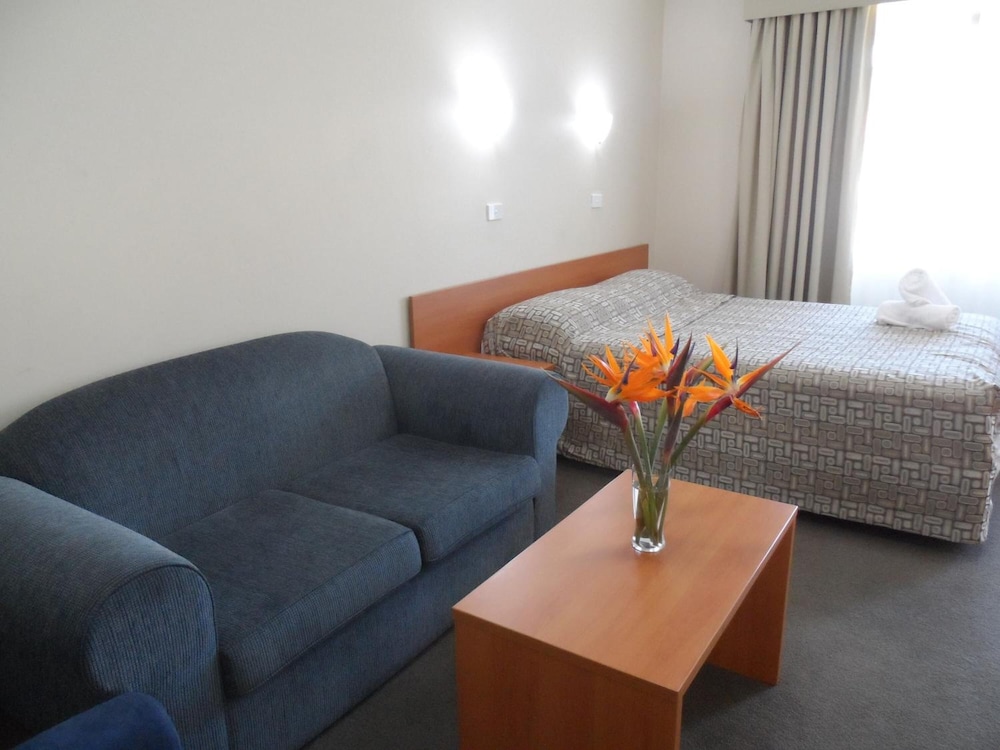 Liberty Plains Motor Inn 12/30