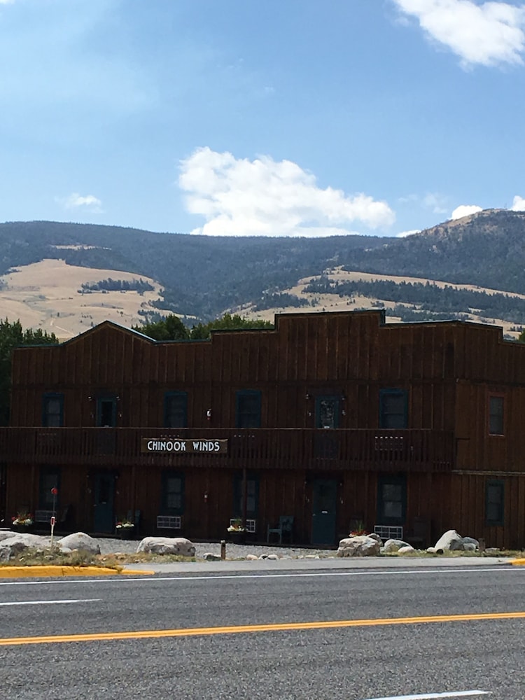 Chinook Winds Motel 4/76