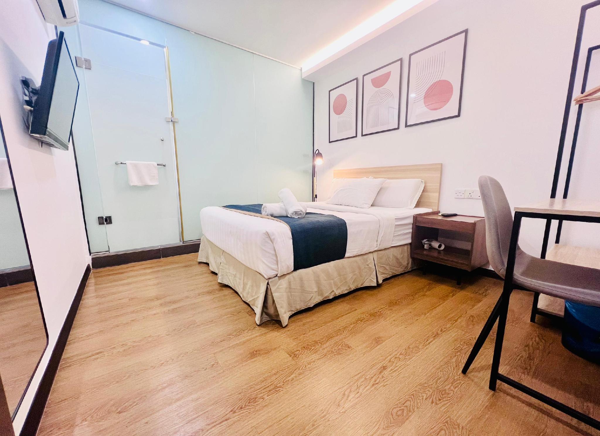 Superior, Queen Bed, No Window
