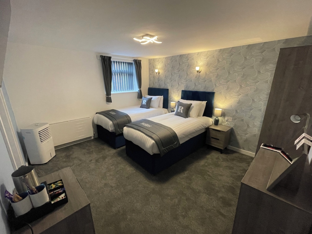 CLUB, TWIN BEDS