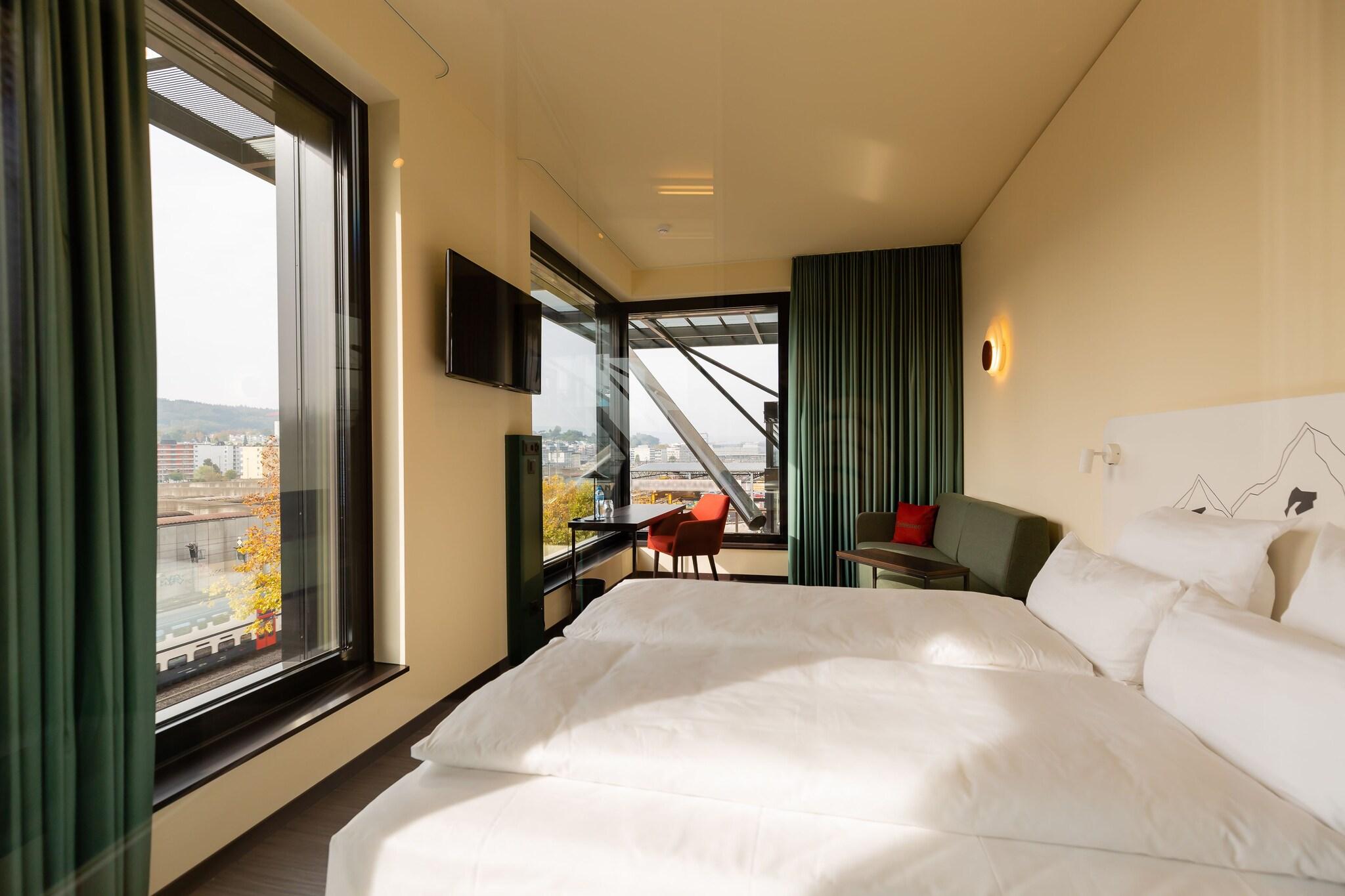 Deluxe, Double Bed