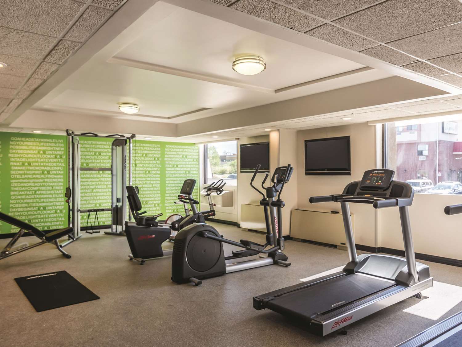 La Quinta Inn and Suites by Wyndham Colorado Springs North 12/18