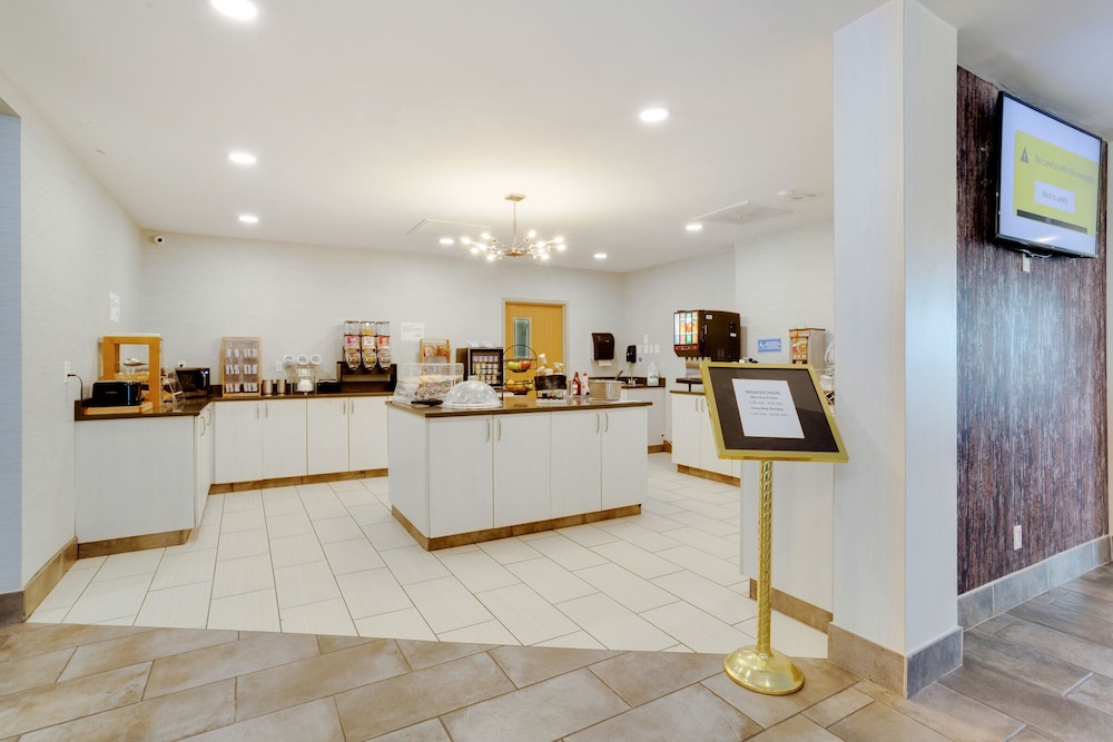 Orangewood Inn & Suites Kansas City Airport 4/37