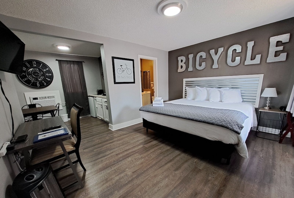 2 BEDROOMS, SIGNATURE, KITCHENETTE