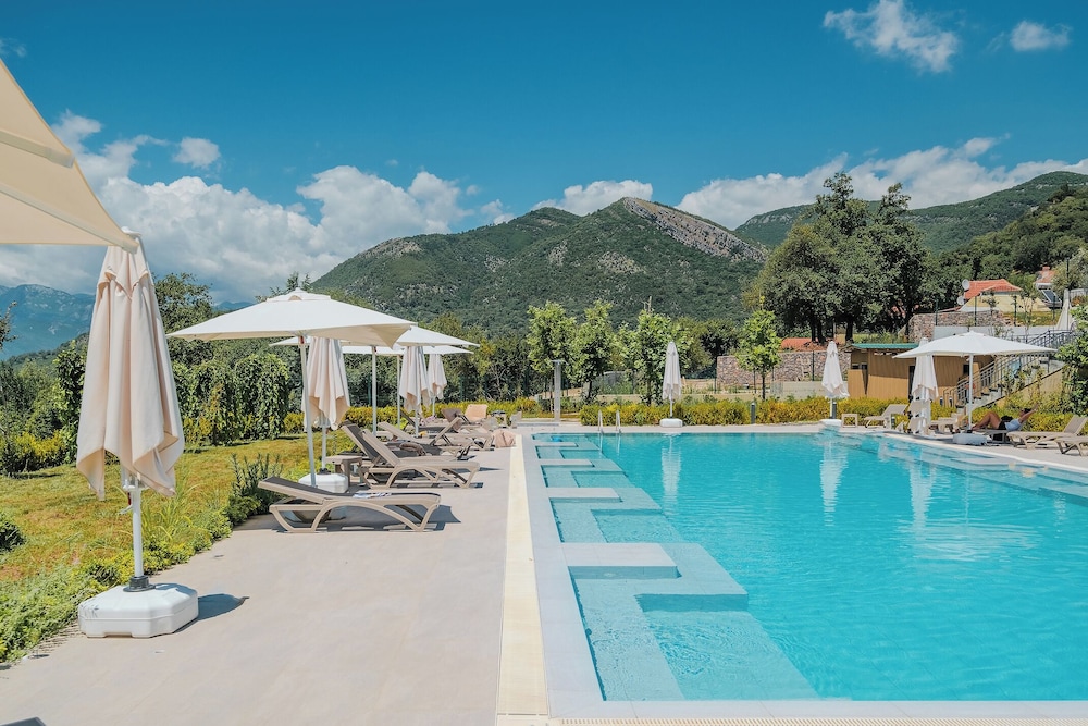 Montenegro Lodge 41/50