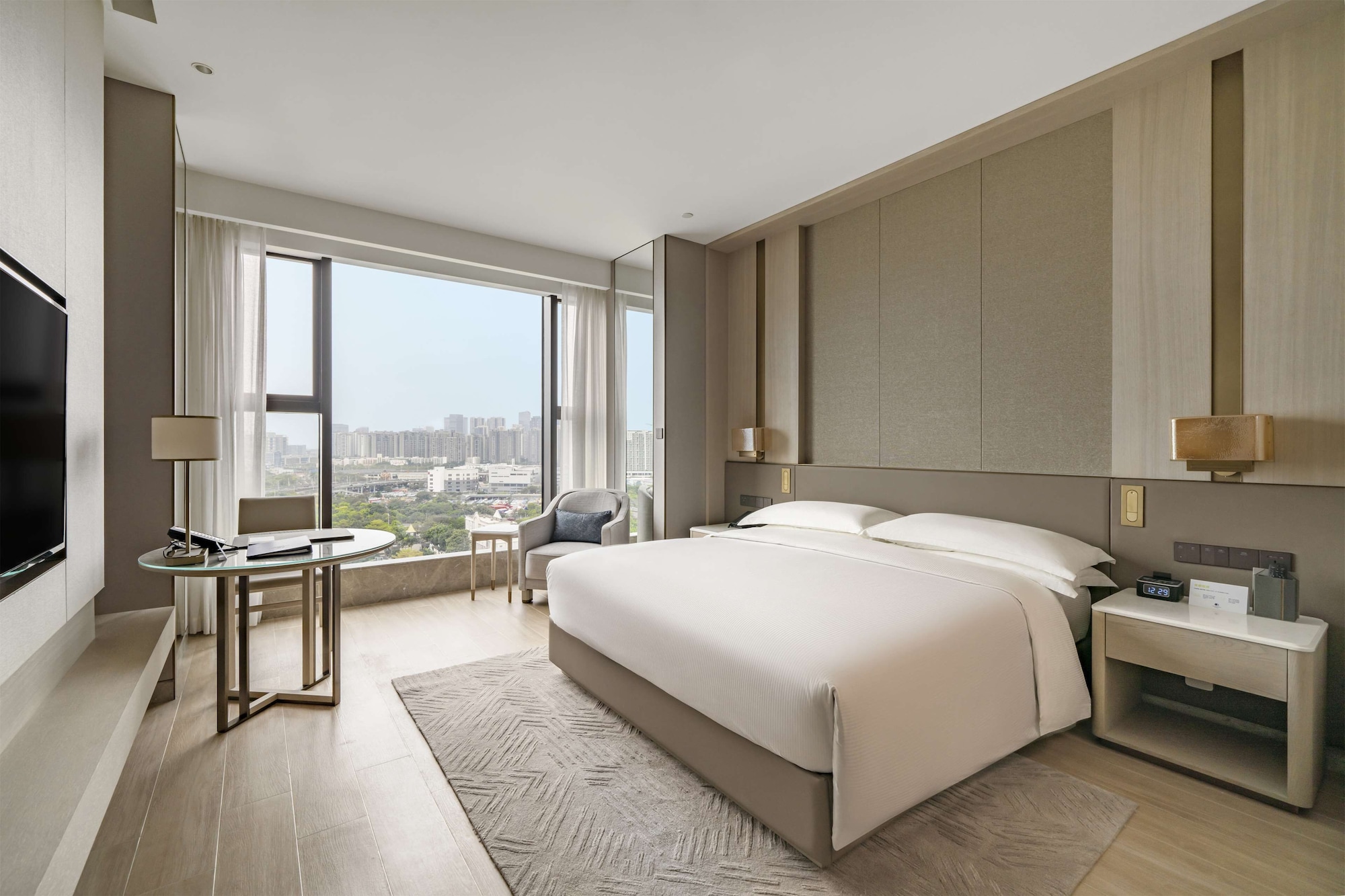 GUEST ROOM, KING BED, CITY VIEW