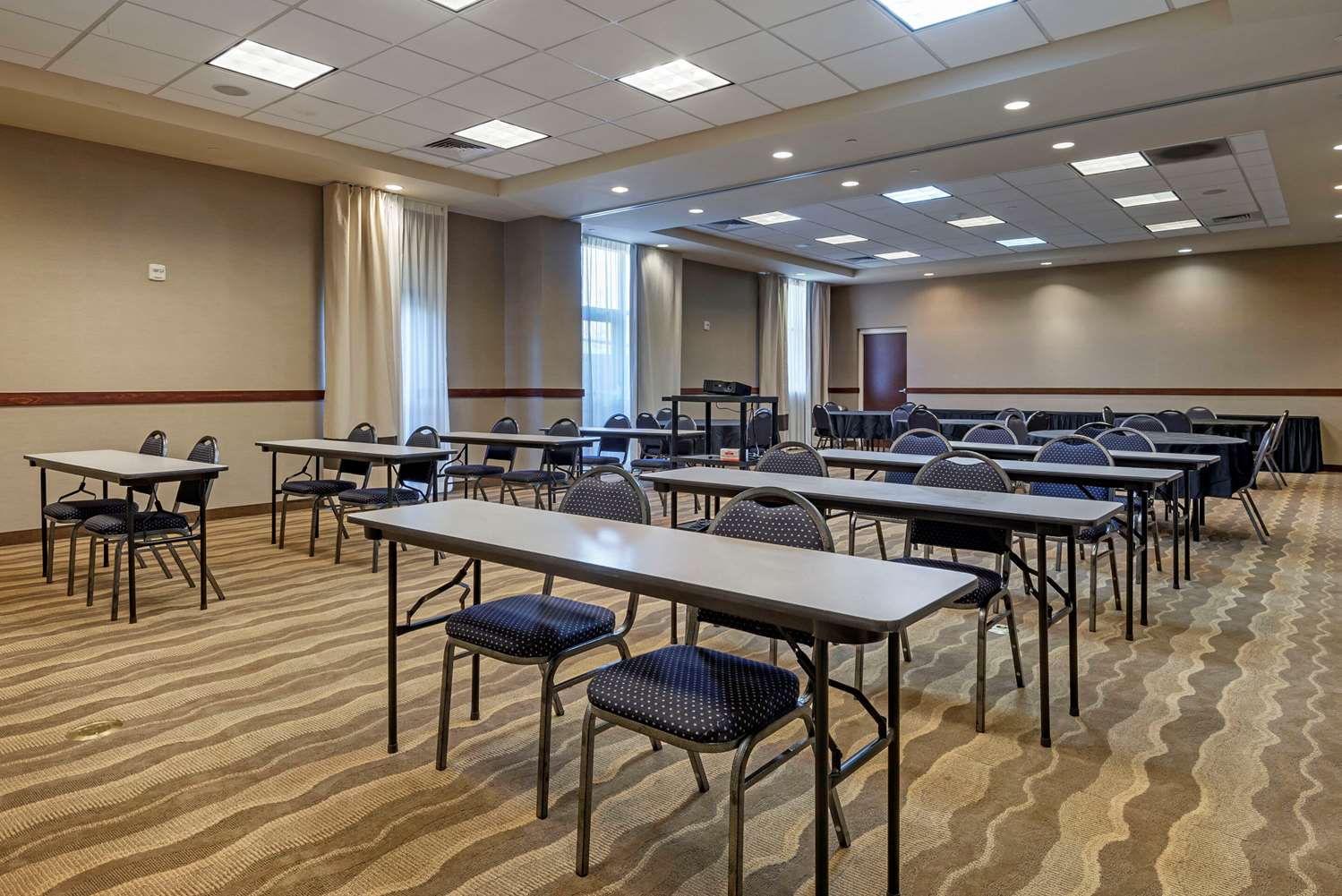 Comfort Suites Huntersville near Lake Norman 18/21