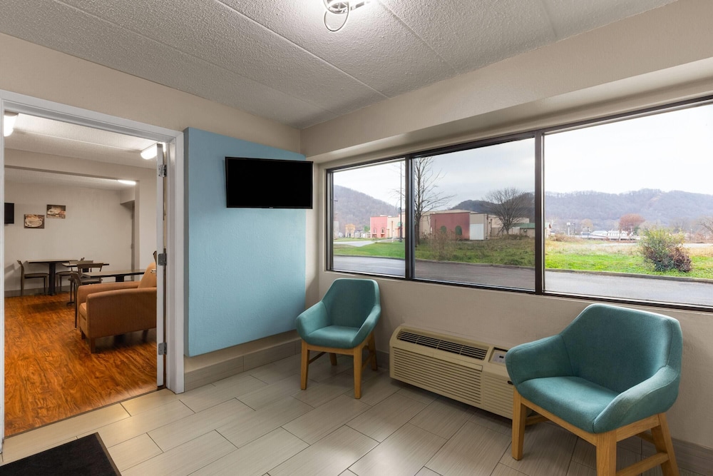 Super 8 by Wyndham Charleston WV 18/34