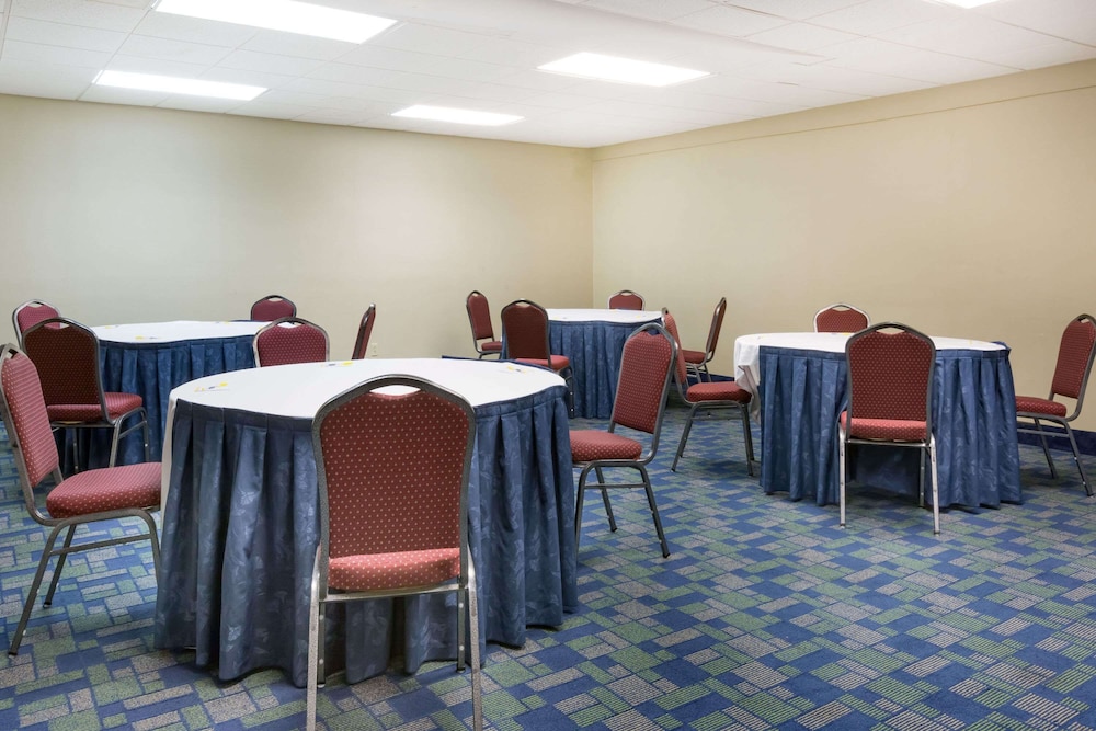Days Inn & Suites By Wyndham Bridgeport - Clarksburg 35/42