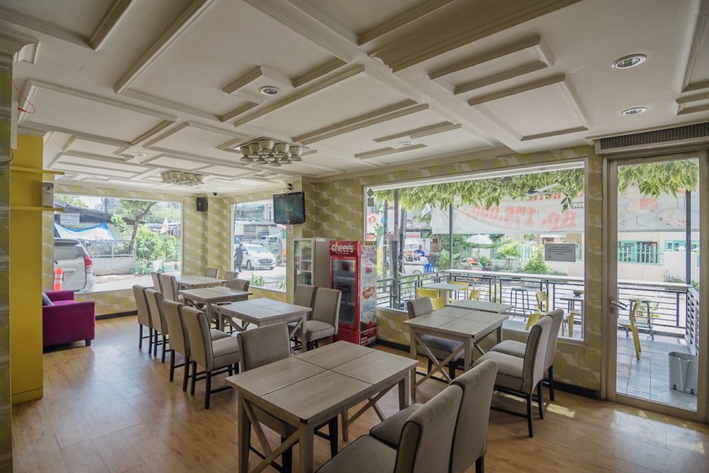 RedDoorz Plus near Mangga Besar Station 2 13/15