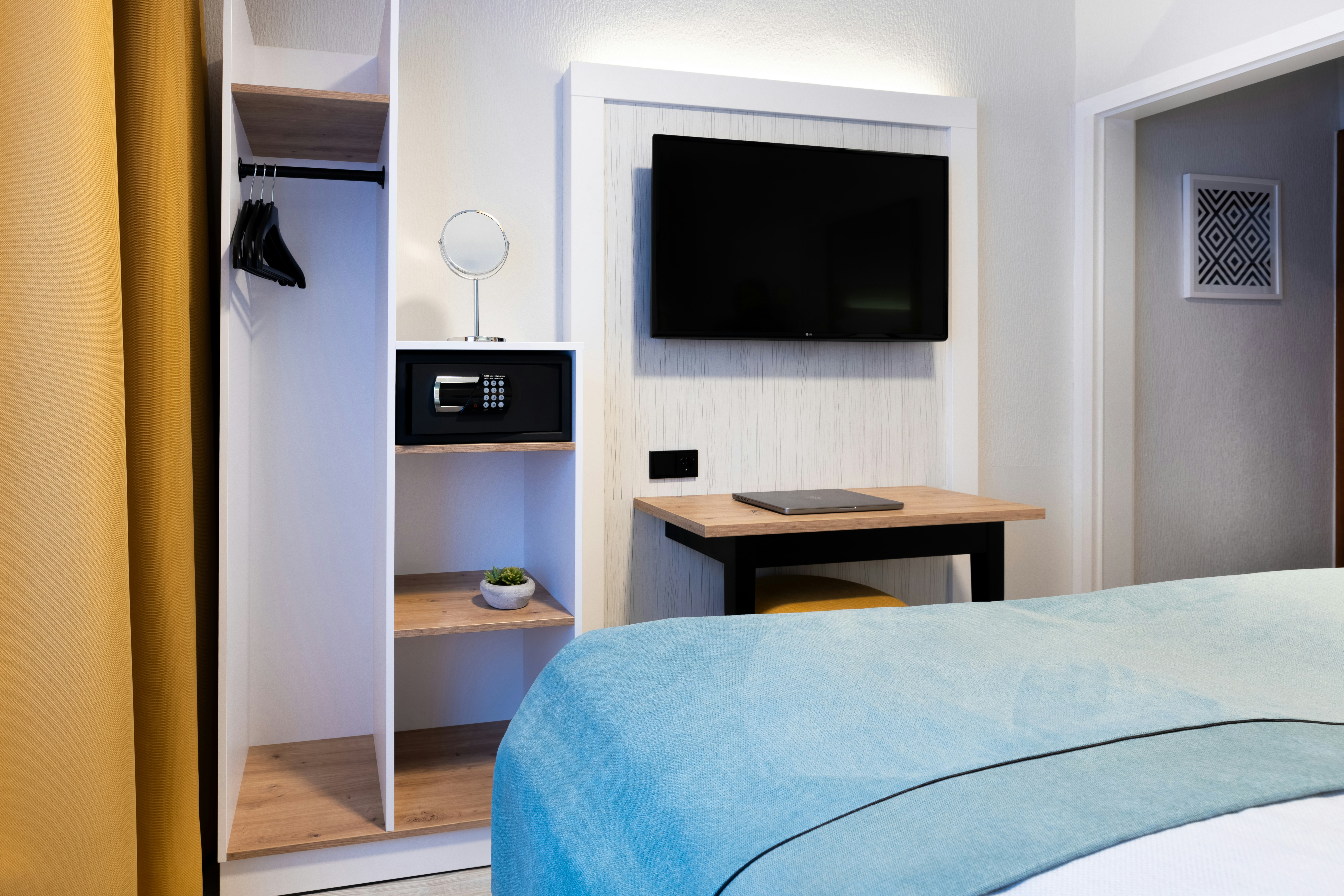 Cozy, Queen Bed