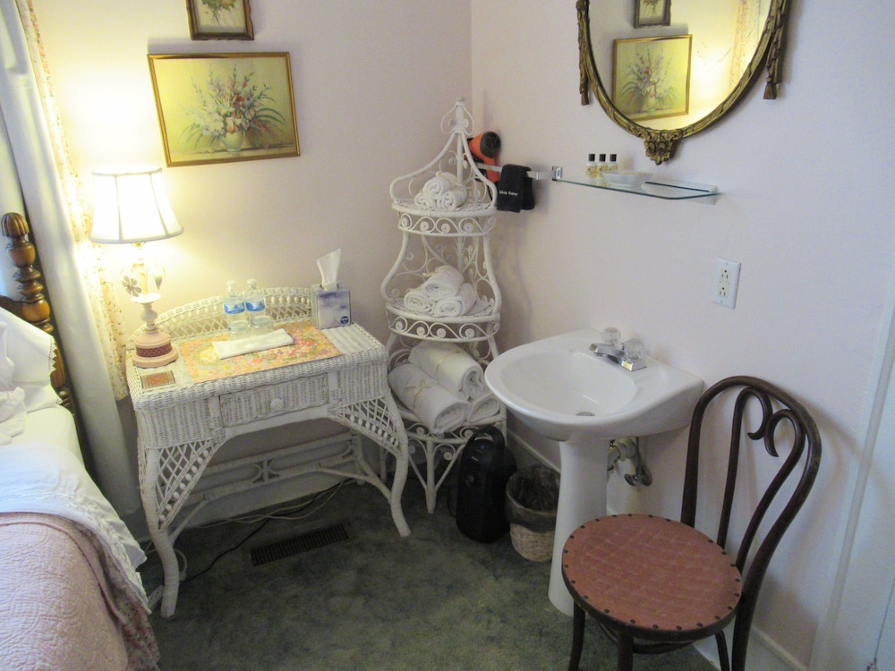 Carrier Houses Bed and Breakfast 41/60
