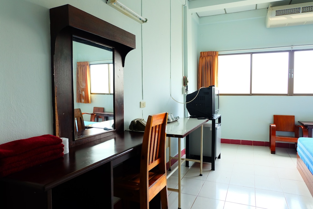 Thairungruang Backpackers Suratthani 9/16