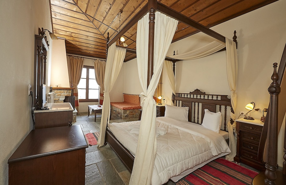 Atrapos Hotel 10/50