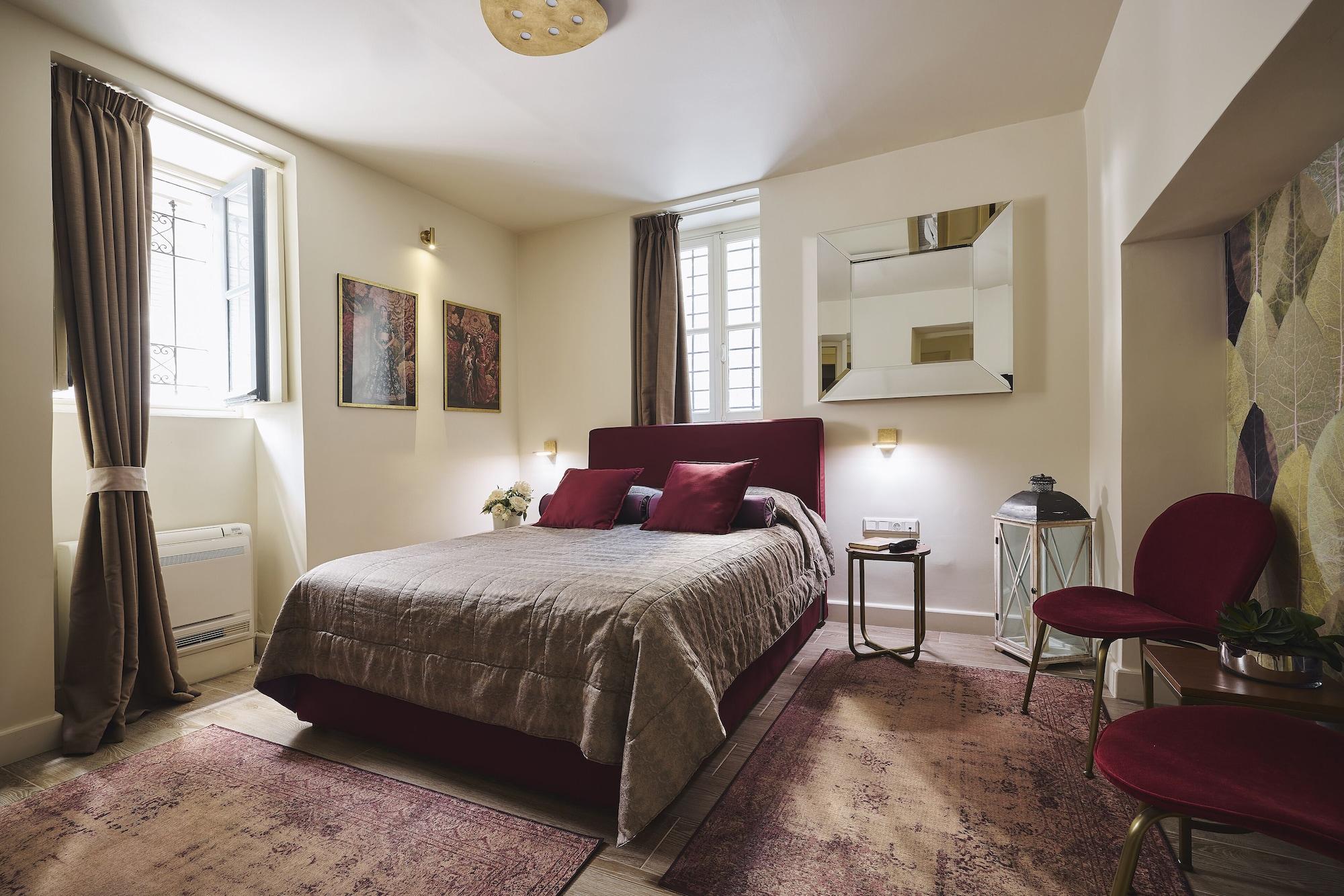 Semi Basement, Comfort, Studio, Suite