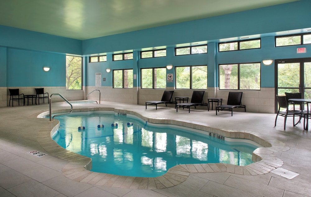 Holiday Inn Express & Suites Great Barrington Lenox Area 18/40