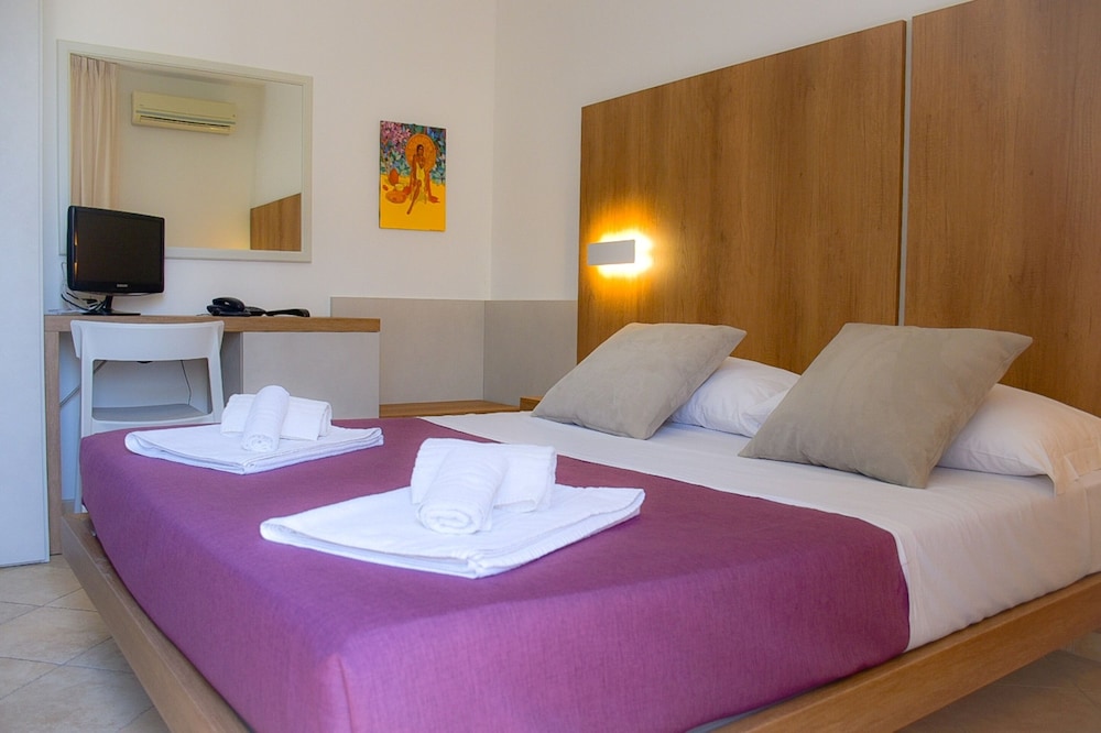 ROOM, SINGLE