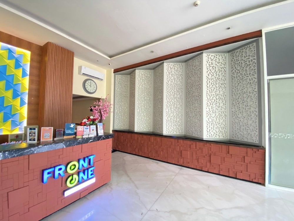 Front One Hotel Purwodadi 12/72