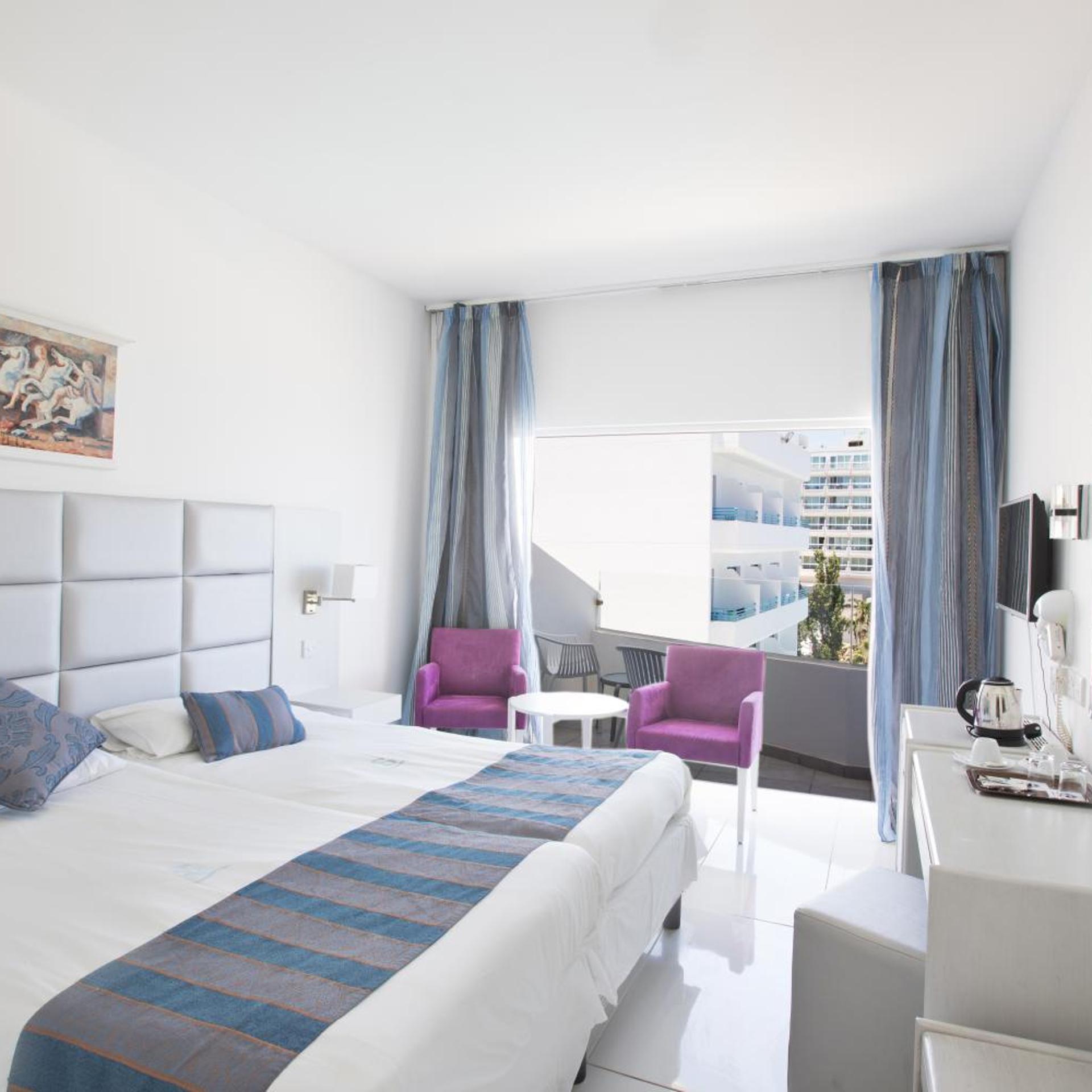 Standard, Double or Twin Bed, Lateral Side Sea View