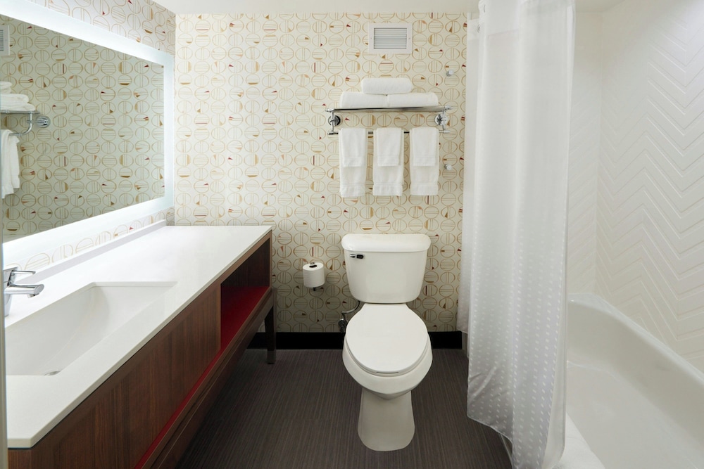 Holiday Inn And Suites Philadelphia W Drexel Hill 48/50