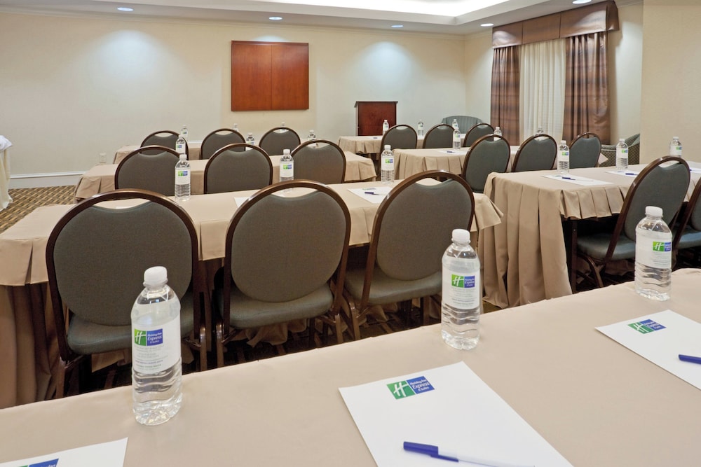 Holiday Inn Express Hotel Suites Waxahachie 67/74