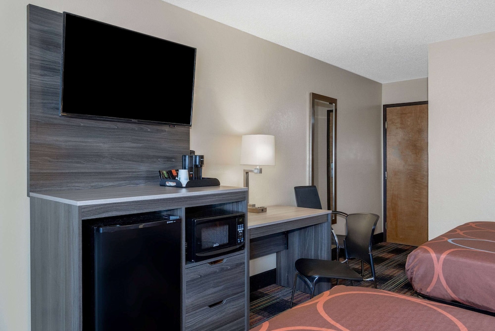Super 8 By Wyndham Kansas City At Barry Road/Airport 27/37