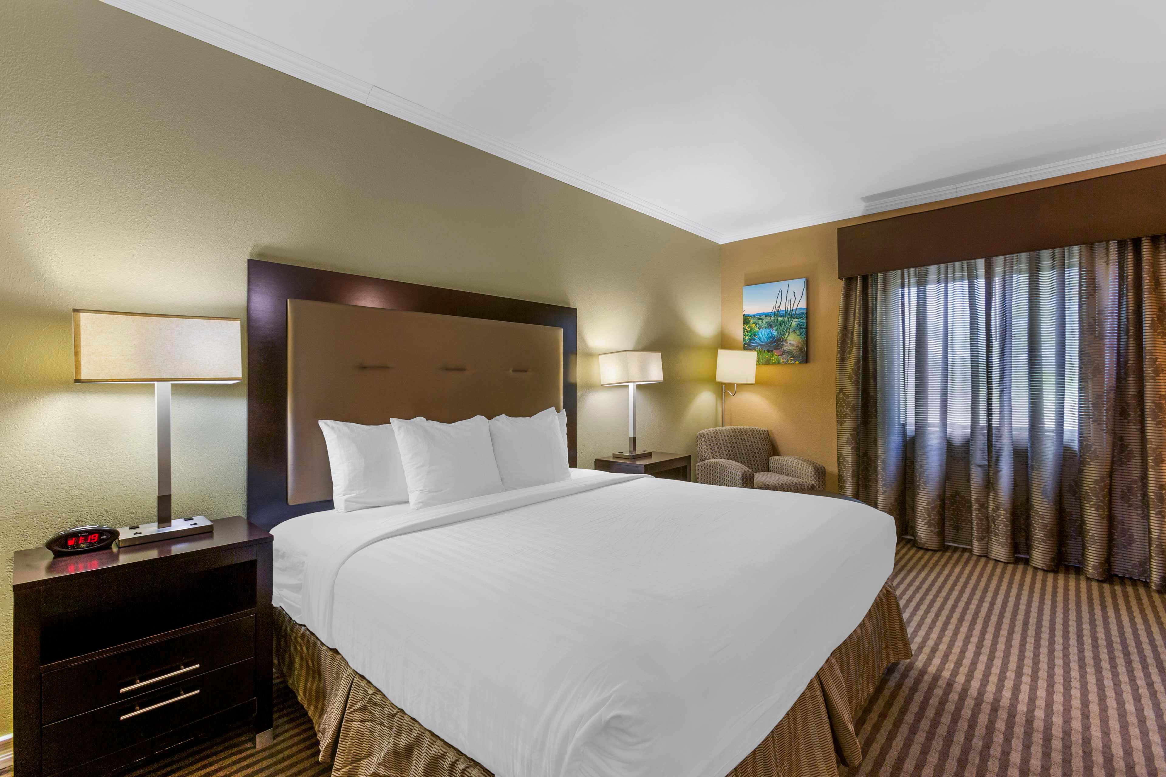 جناح، Royal Sun Inn & Suites 3/5