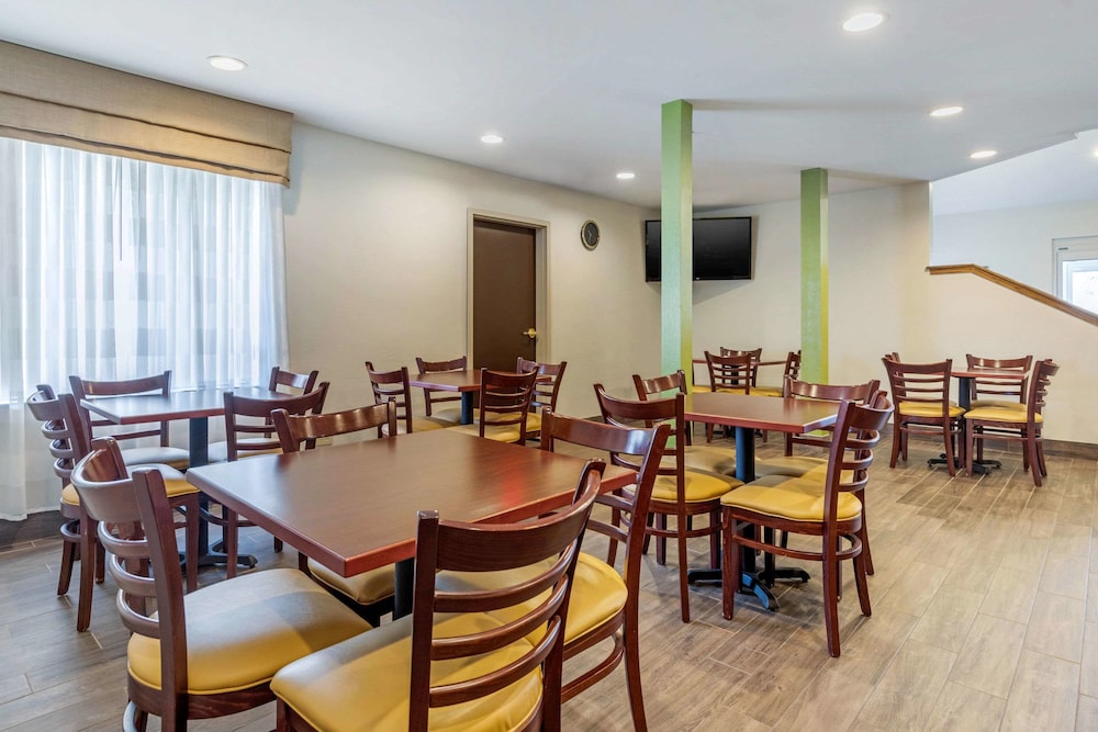 Sleep Inn Near Great Lakes Naval Base 27/38