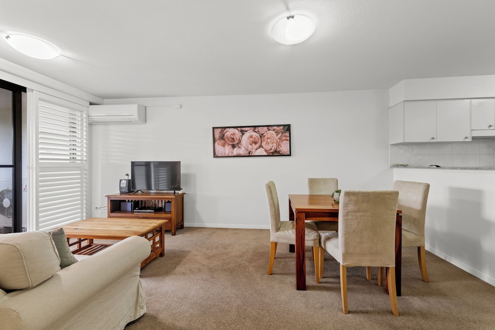 The Oasis Apartments 38/66