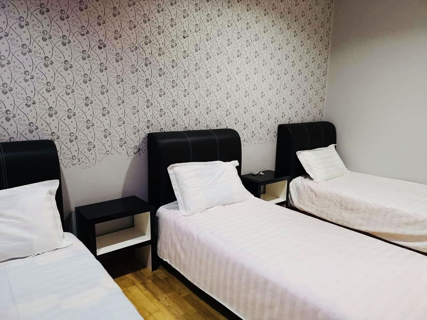 ROOM, TRIPLE, PRIVATE BATHROOM