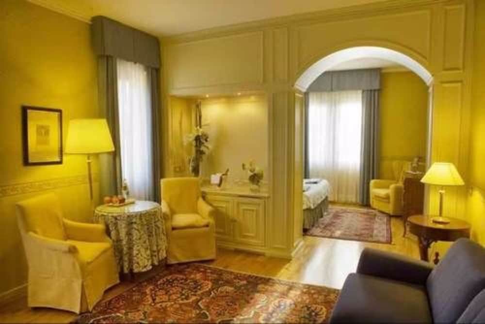 Hotel Regina Adelaide 23/50