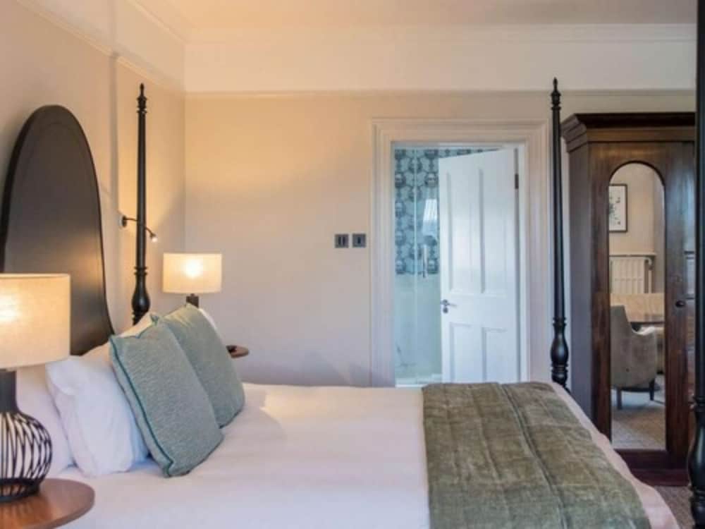 Queens Hotel Cheltenham 21/53