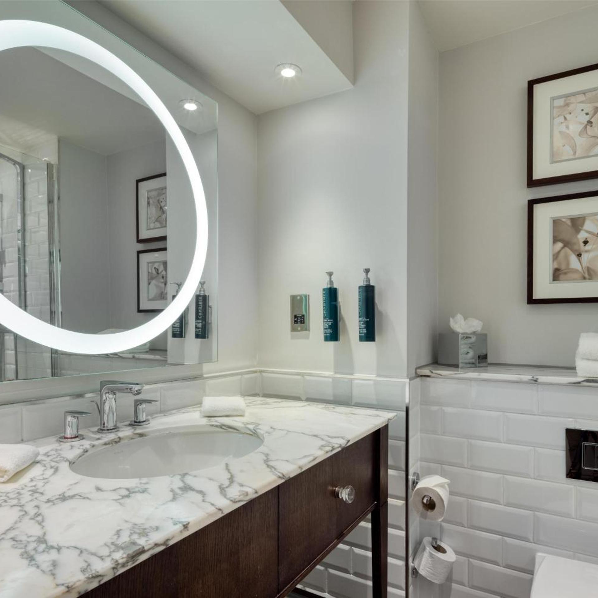 غرفة بسرير كينج وسرير كوين لذوي الإعاقة، DoubleTree by Hilton St Anne's Manor 10/10