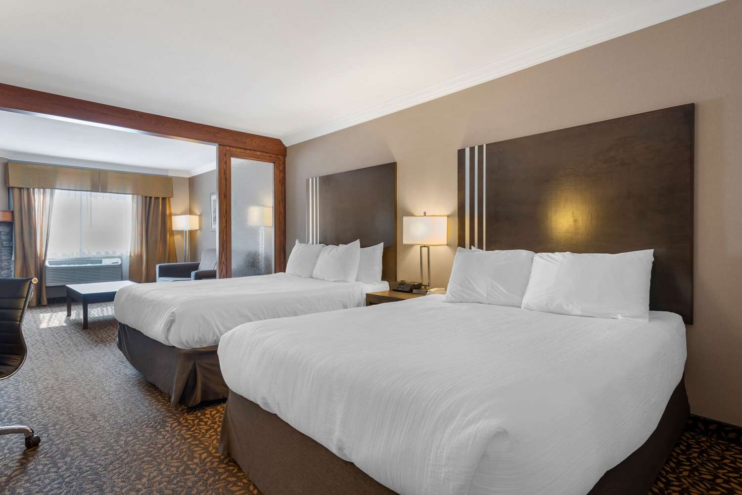Suite, 2 Queen Beds, Sofa, Kitchenette