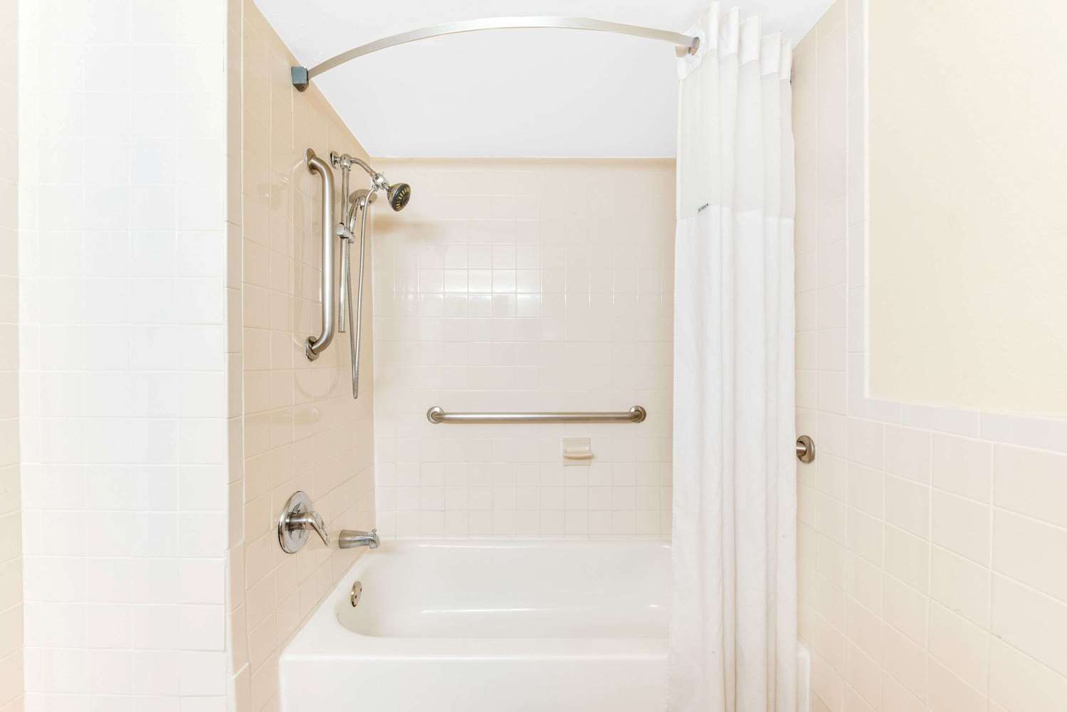 Days Inn & Suites By Wyndham Laredo 23/23