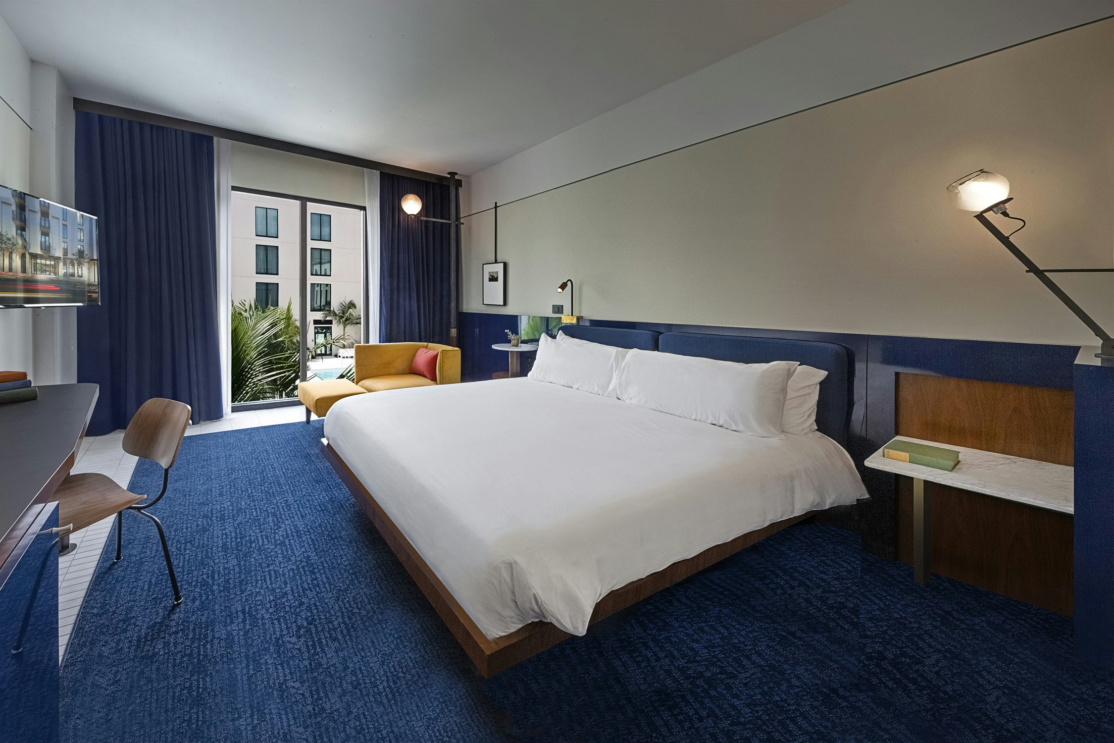 Courtyard, King Bed, Accessible